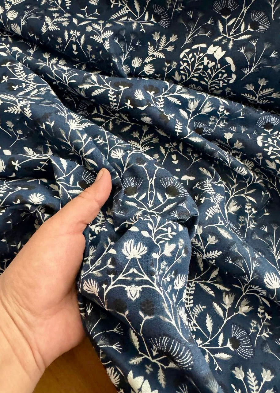 Poplin white flowers on navy