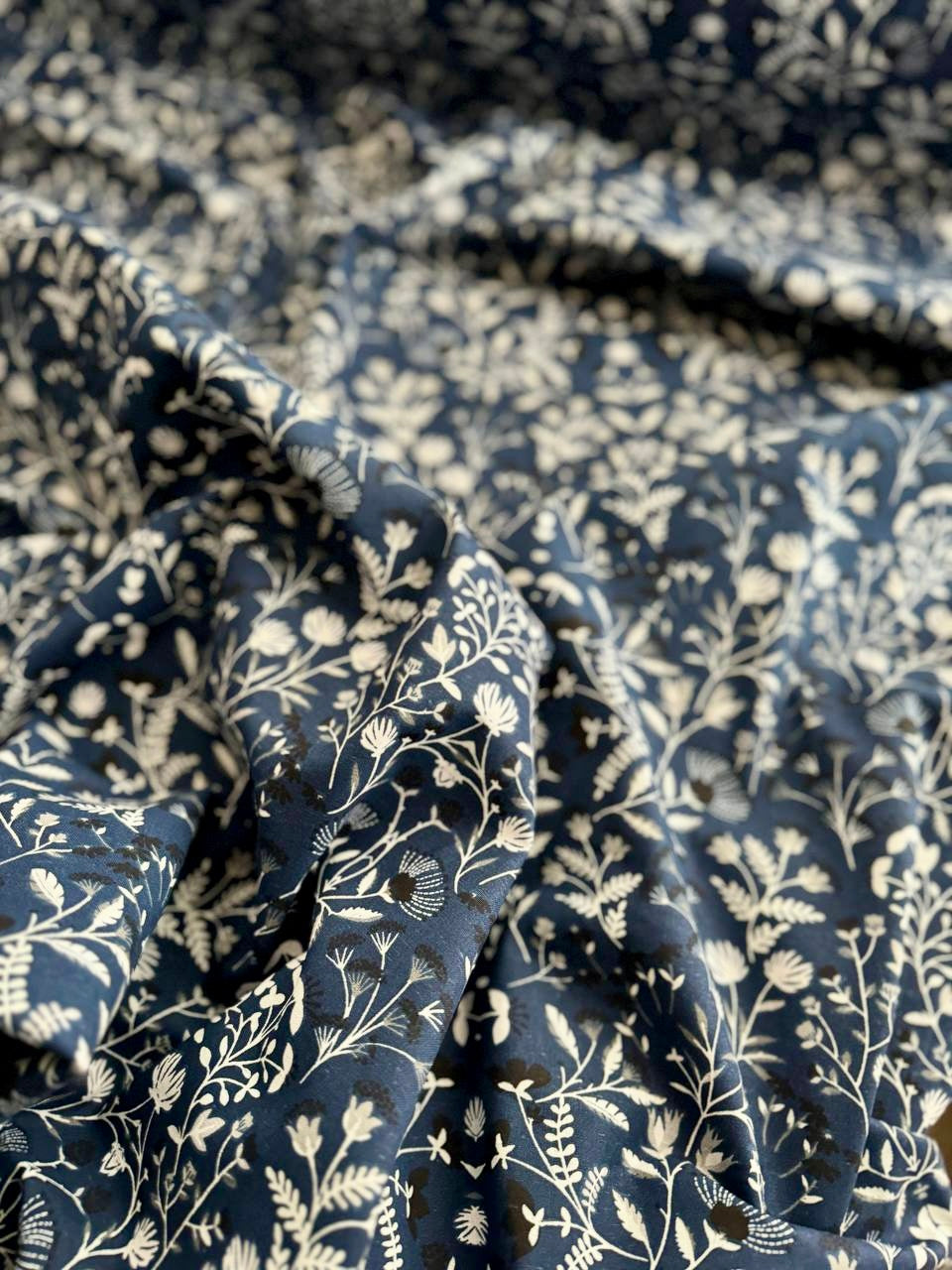 Poplin white flowers on navy